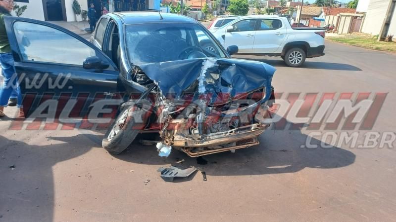 Motorista de carro foi socorrida inconsciente após atingir caminhão caçamba nesta manhã, em Rolim de Moura Motorista de carro foi socorrida inconsciente após atingir caminhão caçamba nesta manhã, em Rolim de Moura