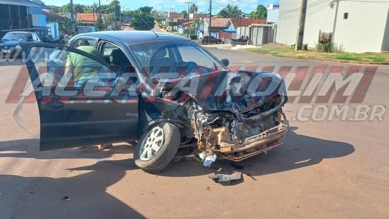 Motorista de carro foi socorrida inconsciente após atingir caminhão caçamba nesta manhã, em Rolim de Moura Motorista de carro foi socorrida inconsciente após atingir caminhão caçamba nesta manhã, em Rolim de Moura