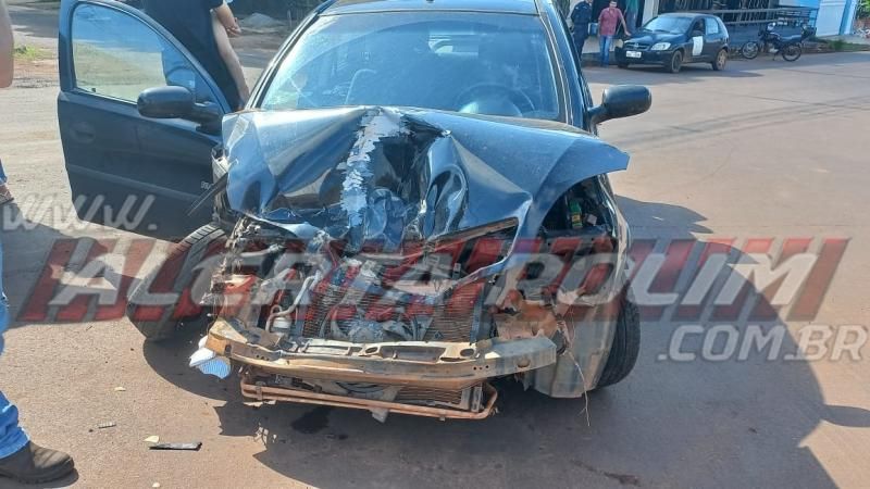 Motorista de carro foi socorrida inconsciente após atingir caminhão caçamba nesta manhã, em Rolim de Moura Motorista de carro foi socorrida inconsciente após atingir caminhão caçamba nesta manhã, em Rolim de Moura