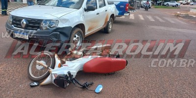 Segundo acidente do dia envolveu carro e moto e deixou uma pessoa ferida no Centro de Rolim de Moura