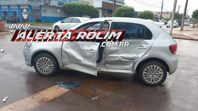 Colisão entre Van escolar e carro foi registrada nesta tarde, em Rolim de Moura Colisão entre Van escolar e carro foi registrada nesta tarde, em Rolim de Moura