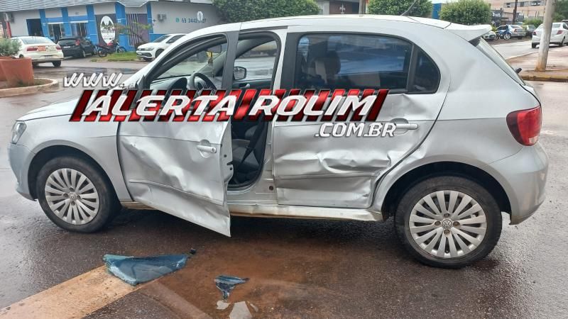 Colisão entre Van escolar e carro foi registrada nesta tarde, em Rolim de Moura Colisão entre Van escolar e carro foi registrada nesta tarde, em Rolim de Moura