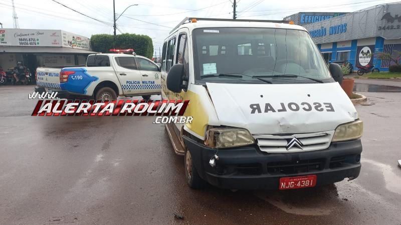 Colisão entre Van escolar e carro foi registrada nesta tarde, em Rolim de Moura Colisão entre Van escolar e carro foi registrada nesta tarde, em Rolim de Moura