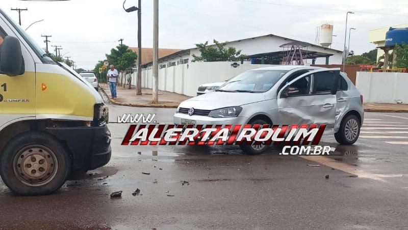 Colisão entre Van escolar e carro foi registrada nesta tarde, em Rolim de Moura Colisão entre Van escolar e carro foi registrada nesta tarde, em Rolim de Moura