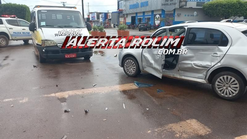 Colisão entre Van escolar e carro foi registrada nesta tarde, em Rolim de Moura Colisão entre Van escolar e carro foi registrada nesta tarde, em Rolim de Moura