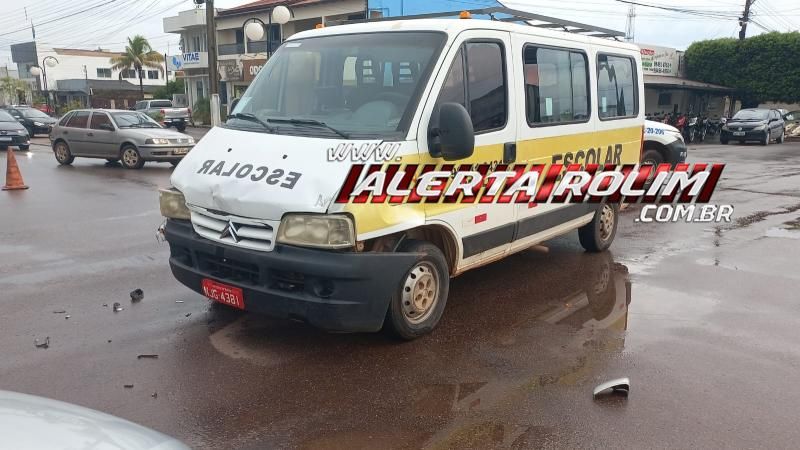 Colisão entre Van escolar e carro foi registrada nesta tarde, em Rolim de Moura Colisão entre Van escolar e carro foi registrada nesta tarde, em Rolim de Moura