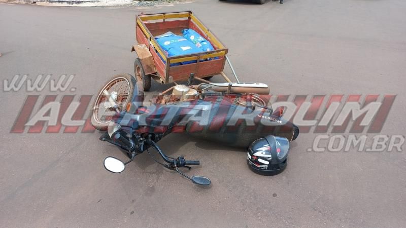 Acidente de trânsito envolvendo carro e moto foi registrado nesta manhã em Rolim de Moura Acidente de trânsito envolvendo carro e moto foi registrado nesta manhã em Rolim de Moura