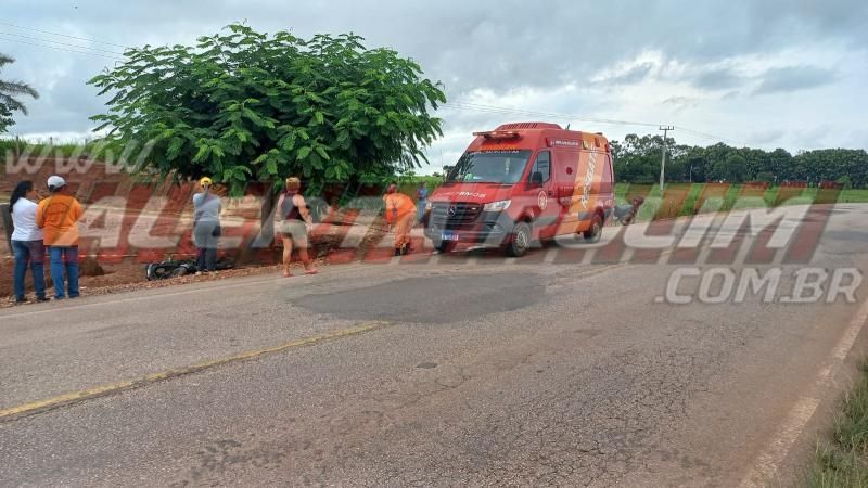 ATUALIZADA – Enfermeiro morreu após sofrer queda de moto e bater em árvore na RO 383, em Rolim de Moura ATUALIZADA – Enfermeiro morreu após sofrer queda de moto e bater em árvore na RO 383, em Rolim de Moura