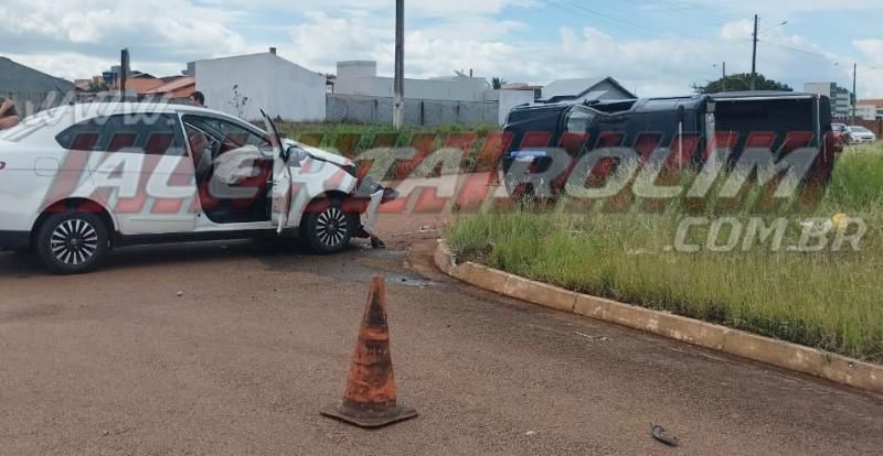 Caminhonete capotou em acidente de trânsito nesta tarde no Jequitibá, em Rolim de Moura Caminhonete capotou em acidente de trânsito nesta tarde no Jequitibá, em Rolim de Moura
