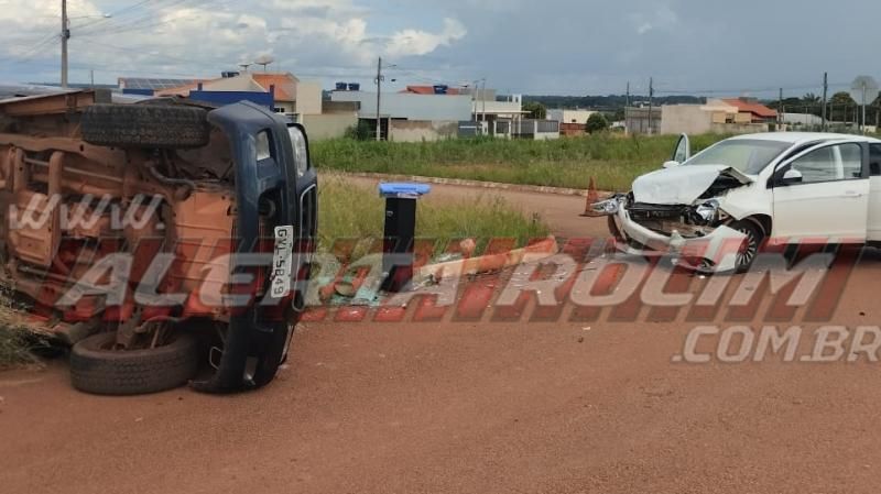 Caminhonete capotou em acidente de trânsito nesta tarde no Jequitibá, em Rolim de Moura Caminhonete capotou em acidente de trânsito nesta tarde no Jequitibá, em Rolim de Moura