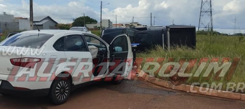 Caminhonete capotou em acidente de trânsito nesta tarde no Jequitibá, em Rolim de Moura Caminhonete capotou em acidente de trânsito nesta tarde no Jequitibá, em Rolim de Moura