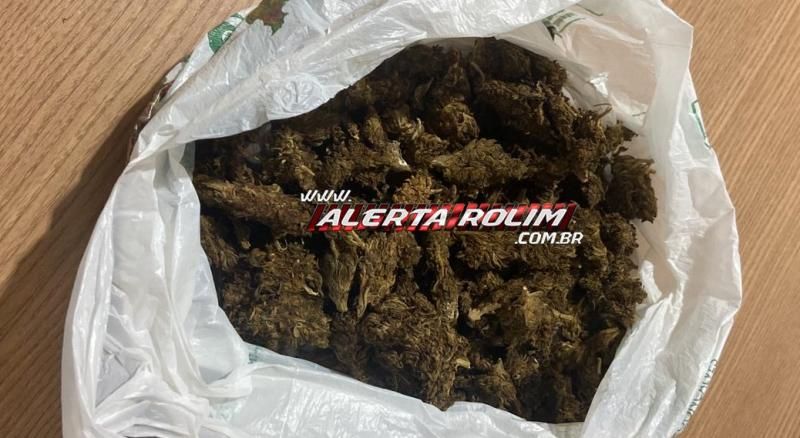 Dupla foi presa pela PM no distrito em Nova Estrela, enquanto transportava drogas de Cacoal para Pimenta Bueno Dupla foi presa pela PM no distrito em Nova Estrela, enquanto transportava drogas de Cacoal para Pimenta Bueno