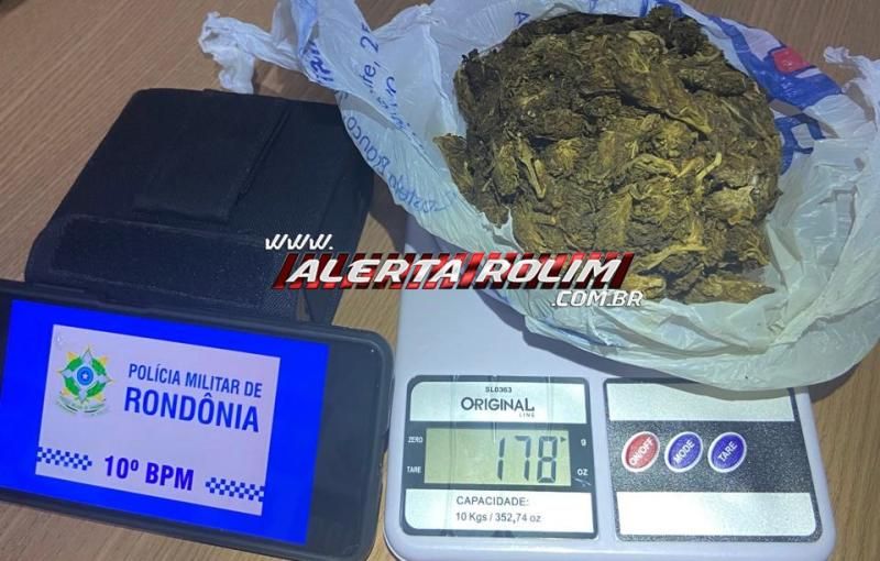 Dupla foi presa pela PM no distrito em Nova Estrela, enquanto transportava drogas de Cacoal para Pimenta Bueno Dupla foi presa pela PM no distrito em Nova Estrela, enquanto transportava drogas de Cacoal para Pimenta Bueno