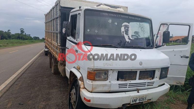 Encapuzados fizeram emboscada e atiraram contra ocupantes de caminhão em São Domingos Encapuzados fizeram emboscada e atiraram contra ocupantes de caminhão em São Domingos
