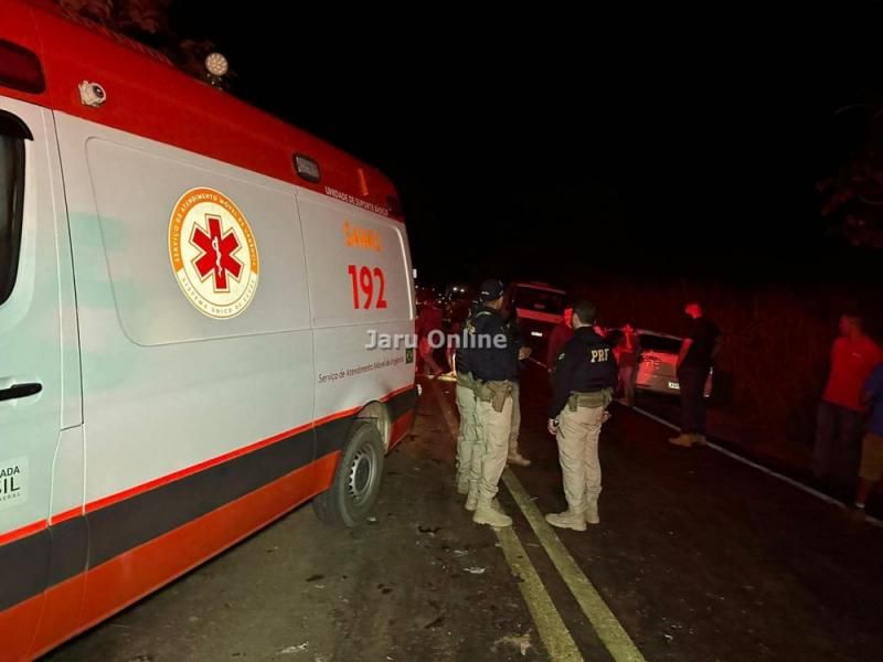 Grave acidente envolvendo dois veículos e uma carreta foi registrado na BR 364 Grave acidente envolvendo dois veículos e uma carreta foi registrado na BR 364