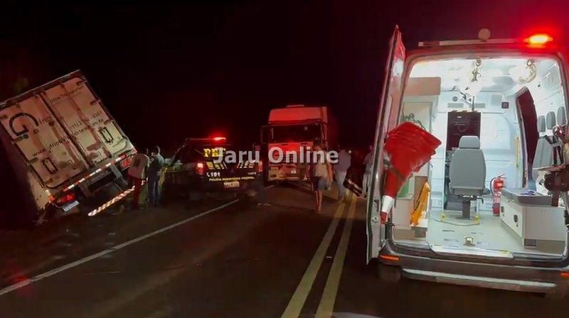 Grave acidente envolvendo dois veículos e uma carreta foi registrado na BR 364 Grave acidente envolvendo dois veículos e uma carreta foi registrado na BR 364