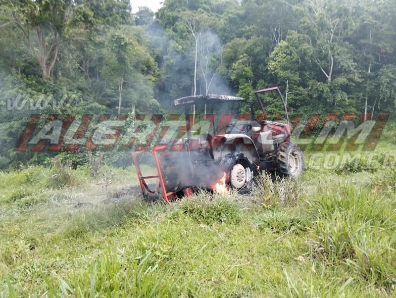 Incêndio criminoso destruiu trator em propriedade rural de Novo Horizonte do Oeste  Incêndio criminoso destruiu trator em propriedade rural de Novo Horizonte do Oeste