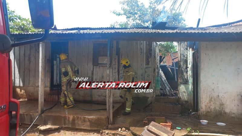 Incêndio em residência no bairro Planalto foi registrado nesta sexta-feira, em Rolim de Moura Incêndio em residência no bairro Planalto foi registrado nesta sexta-feira, em Rolim de Moura