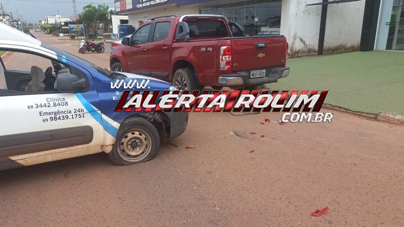 Motorista bateu carro na traseira de caminhonete estacionada, em Rolim de Moura; veja o vídeo da colisão Motorista bateu carro na traseira de caminhonete estacionada, em Rolim de Moura; veja o vídeo da colisão