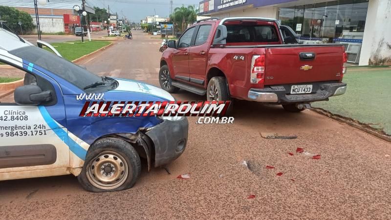 Motorista bateu carro na traseira de caminhonete estacionada, em Rolim de Moura; veja o vídeo da colisão Motorista bateu carro na traseira de caminhonete estacionada, em Rolim de Moura; veja o vídeo da colisão