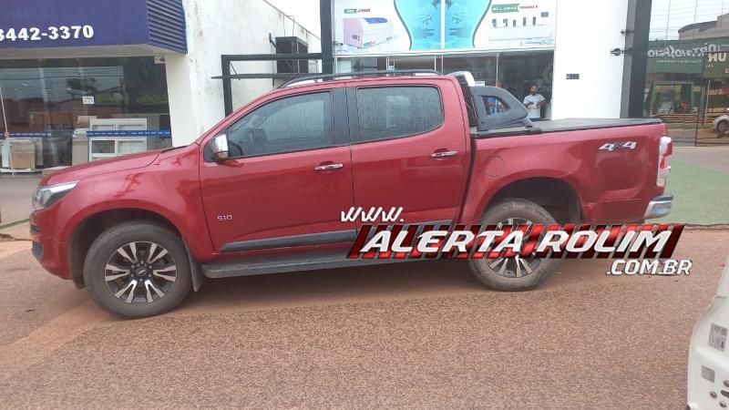 Motorista bateu carro na traseira de caminhonete estacionada, em Rolim de Moura; veja o vídeo da colisão Motorista bateu carro na traseira de caminhonete estacionada, em Rolim de Moura; veja o vídeo da colisão