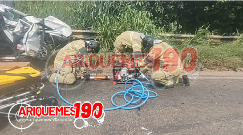 Mulher fica presa as ferragens e outra morre em acidente na BR – 364 entre Ariquemes e Alto Paraíso Mulher fica presa as ferragens e outra morre em acidente na BR – 364 entre Ariquemes e Alto Paraíso