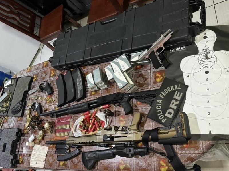 Polícia Federal e Polícia Militar realizam operação contra tráfico de drogas em Rondônia, aprende onze armas e mais de mil munições Polícia Federal e Polícia Militar realizam operação contra tráfico de drogas em Rondônia, aprende onze armas e mais de mil munições