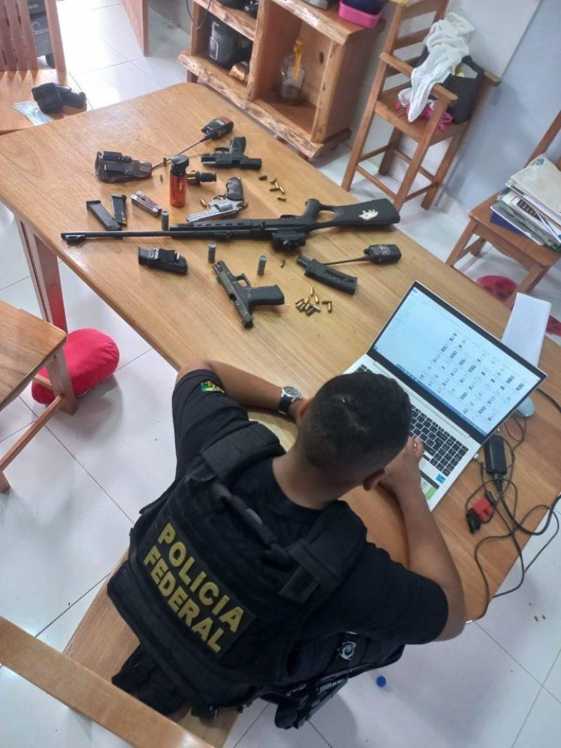Polícia Federal e Polícia Militar realizam operação contra tráfico de drogas em Rondônia, aprende onze armas e mais de mil munições Polícia Federal e Polícia Militar realizam operação contra tráfico de drogas em Rondônia, aprende onze armas e mais de mil munições