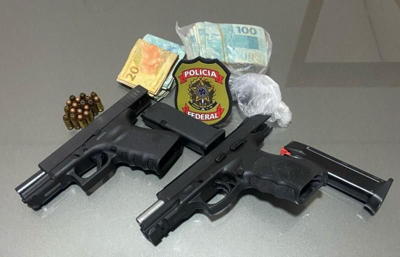 Polícia Federal e Polícia Militar realizam operação contra tráfico de drogas em Rondônia, aprende onze armas e mais de mil munições Polícia Federal e Polícia Militar realizam operação contra tráfico de drogas em Rondônia, aprende onze armas e mais de mil munições
