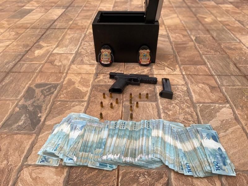 Polícia Federal e Polícia Militar realizam operação contra tráfico de drogas em Rondônia, aprende onze armas e mais de mil munições Polícia Federal e Polícia Militar realizam operação contra tráfico de drogas em Rondônia, aprende onze armas e mais de mil munições