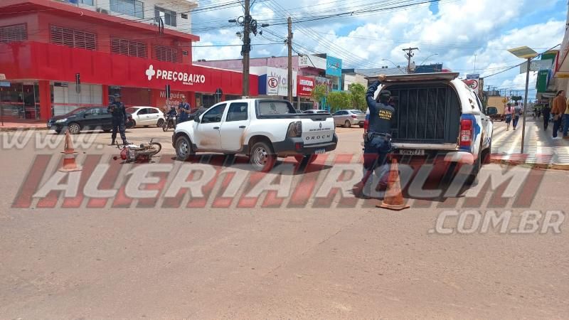 Segundo acidente do dia envolveu carro e moto e deixou uma pessoa ferida no Centro de Rolim de Moura Segundo acidente do dia envolveu carro e moto e deixou uma pessoa ferida no Centro de Rolim de Moura