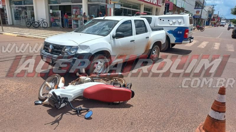 Segundo acidente do dia envolveu carro e moto e deixou uma pessoa ferida no Centro de Rolim de Moura Segundo acidente do dia envolveu carro e moto e deixou uma pessoa ferida no Centro de Rolim de Moura