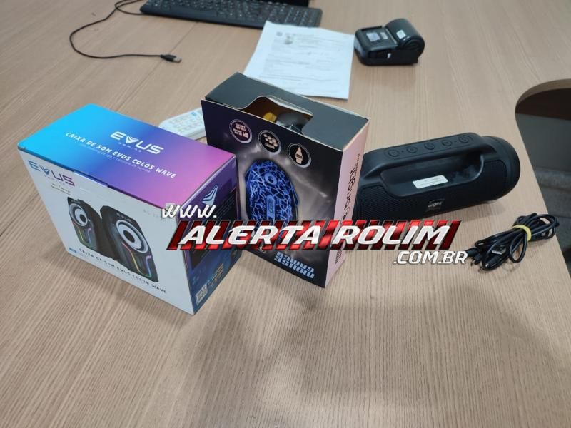 Velho conhecido da polícia foi preso pela PM após arrombar e cometer furto em loja de informática durante a madrugada, em Rolim de Moura Velho conhecido da polícia foi preso pela PM após arrombar e cometer furto em loja de informática durante a madrugada, em Rolim de Moura