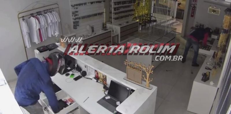 Vídeo - Bandidos praticaram furto de produtos em loja de joias durante a madrugada, em Rolim de Moura Vídeo - Bandidos praticaram furto de produtos em loja de joias durante a madrugada, em Rolim de Moura