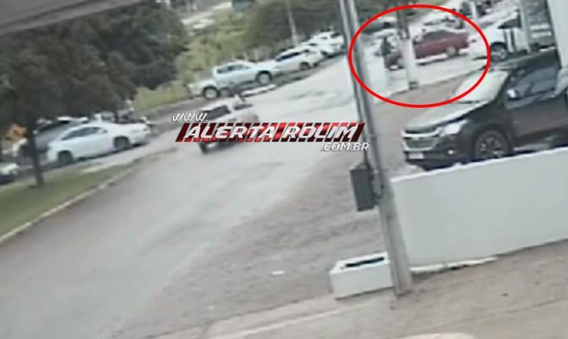 Veja o vídeo - Ciclista fraturou a perna ao ser atingida por carro no Centro de Rolim de Moura