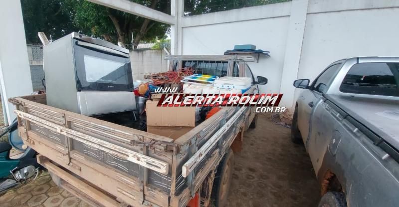 Duas caminhonetes e outros vários produtos roubados de uma família em Nova Brasilândia foram recuperados pela polícia em Ariquemes; alguns suspeitos foram presos e outro foi morto Duas caminhonetes e outros vários produtos roubados de uma família em Nova Brasilândia foram recuperados pela polícia em Ariquemes; alguns suspeitos foram presos e outro foi morto