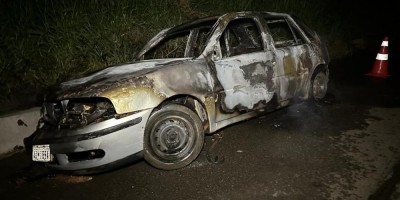 Carro, com placas de Presidente Médici, foi incendiado na BR 364, em RO