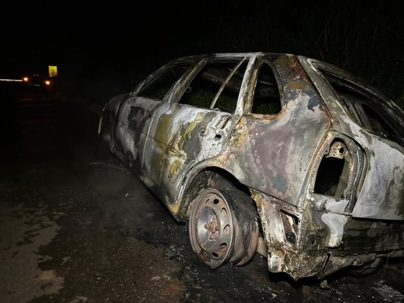 Carro, com placas de Presidente Médici, foi incendiado na BR 364, em RO Carro, com placas de Presidente Médici, foi incendiado na BR 364, em RO