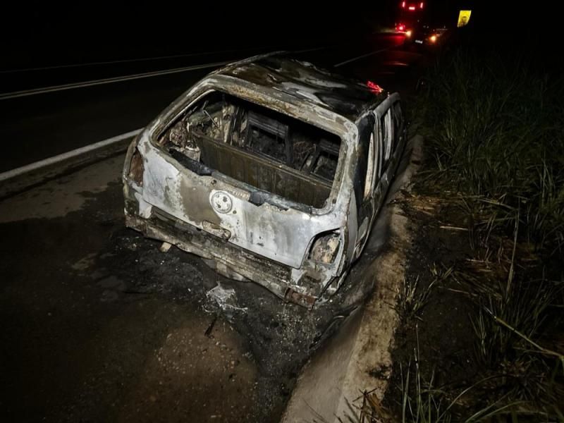 Carro, com placas de Presidente Médici, foi incendiado na BR 364, em RO Carro, com placas de Presidente Médici, foi incendiado na BR 364, em RO