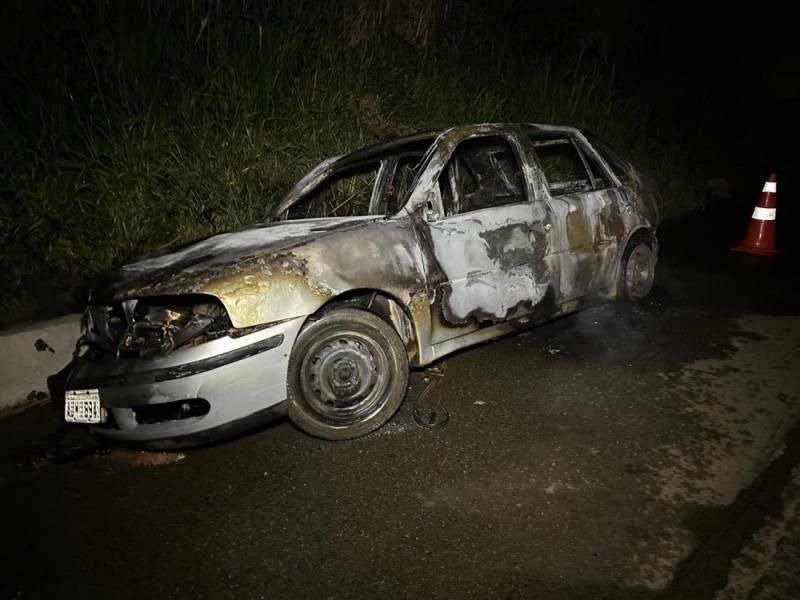 Carro, com placas de Presidente Médici, foi incendiado na BR 364, em RO Carro, com placas de Presidente Médici, foi incendiado na BR 364, em RO