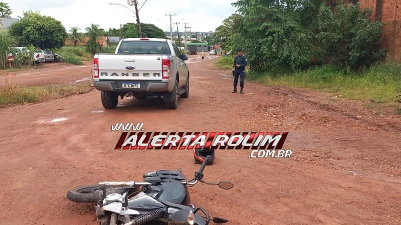 Colisão entre moto e caminhonete deixou um ferido nesta tarde, em Rolim de Moura