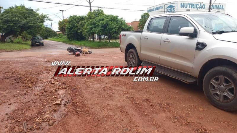 Colisão entre moto e caminhonete deixou um ferido nesta tarde, em Rolim de Moura Colisão entre moto e caminhonete deixou um ferido nesta tarde, em Rolim de Moura