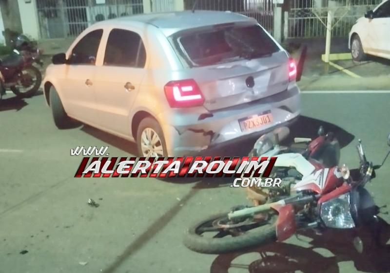 Delivery e esposa ficaram feridos após baterem na traseira de carro que saia de residência, em Rolim de Moura Delivery e esposa ficaram feridos após baterem na traseira de carro que saia de residência, em Rolim de Moura