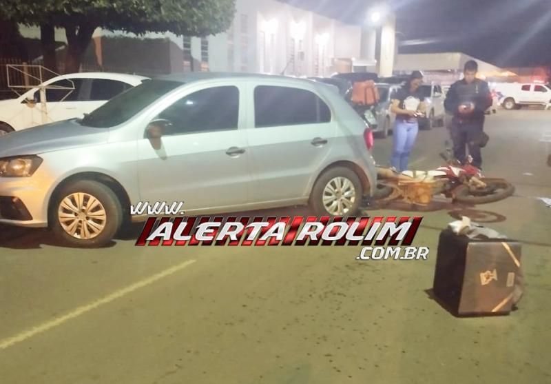 Delivery e esposa ficaram feridos após baterem na traseira de carro que saia de residência, em Rolim de Moura Delivery e esposa ficaram feridos após baterem na traseira de carro que saia de residência, em Rolim de Moura