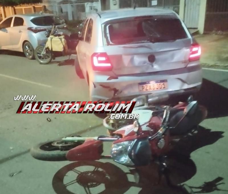 Delivery e esposa ficaram feridos após baterem na traseira de carro que saia de residência, em Rolim de Moura Delivery e esposa ficaram feridos após baterem na traseira de carro que saia de residência, em Rolim de Moura