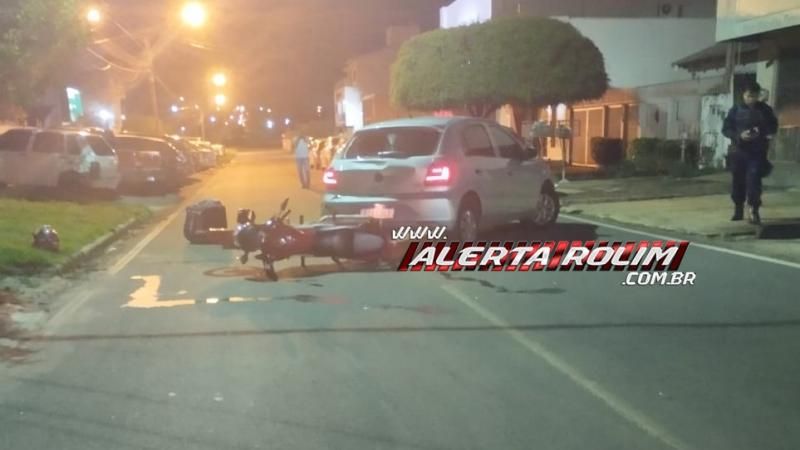 Delivery e esposa ficaram feridos após baterem na traseira de carro que saia de residência, em Rolim de Moura Delivery e esposa ficaram feridos após baterem na traseira de carro que saia de residência, em Rolim de Moura