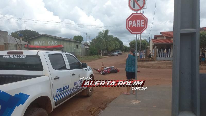 Motociclista ficou ferido ao cruzar preferencial e colidir em carro que estava na contramão no bairro Cidade Alta, em Rolim de Moura Motociclista ficou ferido ao cruzar preferencial e colidir em carro que estava na contramão no bairro Cidade Alta, em Rolim de Moura