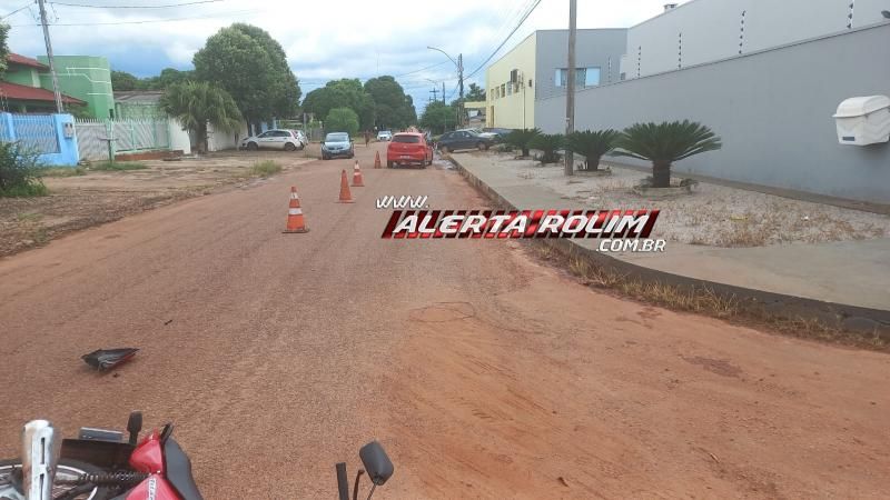 Motociclista ficou ferido ao cruzar preferencial e colidir em carro que estava na contramão no bairro Cidade Alta, em Rolim de Moura Motociclista ficou ferido ao cruzar preferencial e colidir em carro que estava na contramão no bairro Cidade Alta, em Rolim de Moura