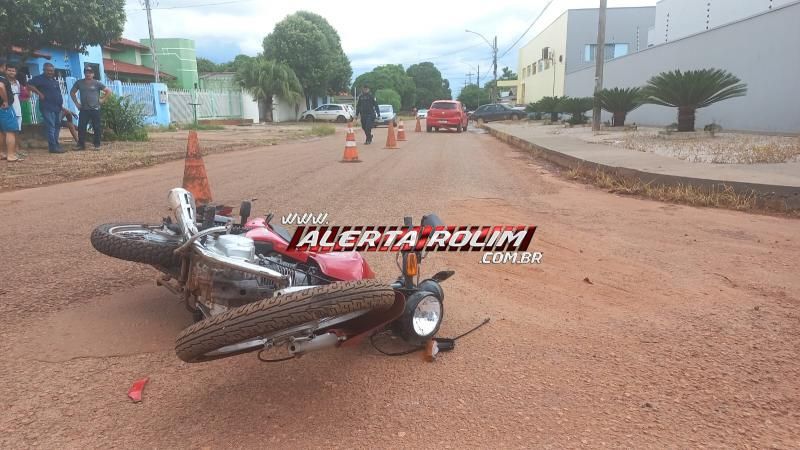 Motociclista ficou ferido ao cruzar preferencial e colidir em carro que estava na contramão no bairro Cidade Alta, em Rolim de Moura Motociclista ficou ferido ao cruzar preferencial e colidir em carro que estava na contramão no bairro Cidade Alta, em Rolim de Moura
