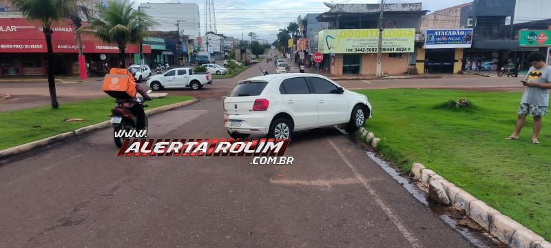 Motorista foi conduzido à UNISP após bater em outro carro, se evadir e parar no canteiro da rotatória de Rolim de Moura Motorista foi conduzido à UNISP após bater em outro carro, se evadir e parar no canteiro da rotatória de Rolim de Moura